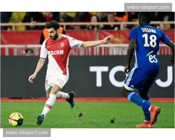 致敬时刻：斯特拉斯堡主场赛前为已故俱乐部传奇默哀