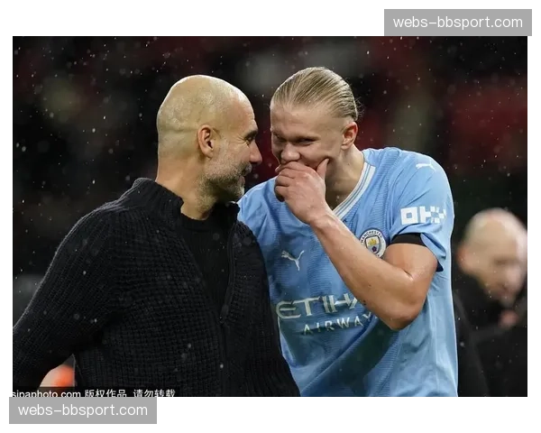 特写:老特拉福德南看台,曼联球迷在1-3不敌曼城后仍未退场所唱的队歌 特写:老特拉福德南看台,曼联球迷在1-3不敌曼城后仍未退场所唱的队歌