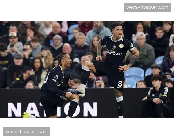 冲突时刻:纽卡斯尔与切尔西球员大规模冲突,若昂-佩德罗与吉马良斯各吃黄牌 冲突时刻:纽卡斯尔与切尔西球员大规模冲突,若昂-佩德罗与吉马良斯各吃黄牌